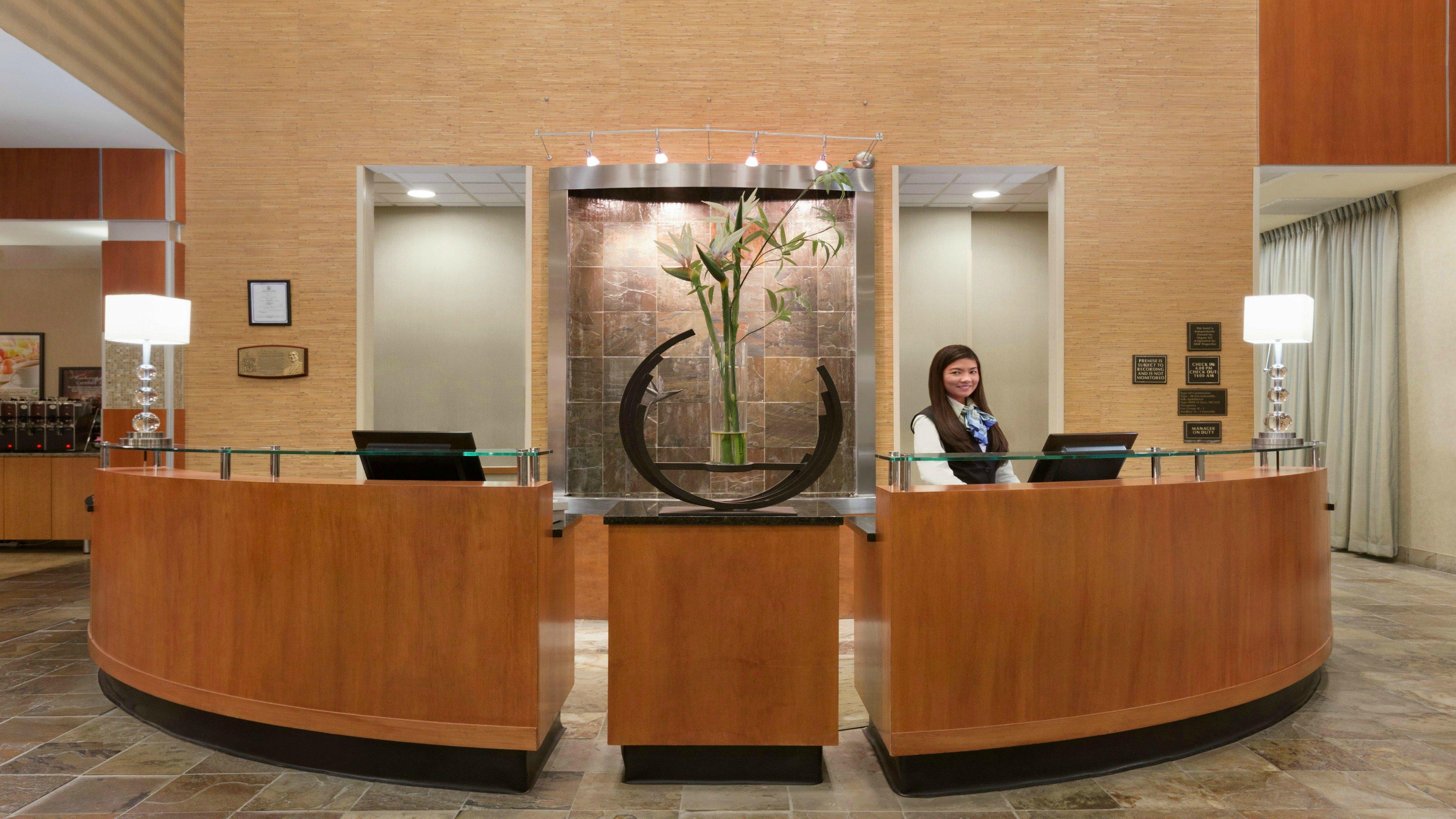 Holiday Inn Hotel & Suites Gateway By Ihg Γουίλιαμσμπεργκ Εξωτερικό φωτογραφία